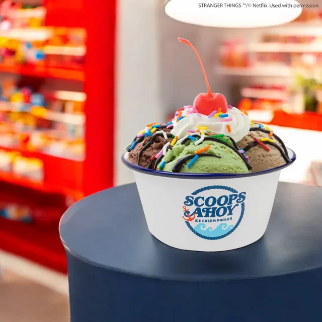 Geschenkset Stranger Things - Scoops Ahoy (Schüssel und Hut) - Mützen