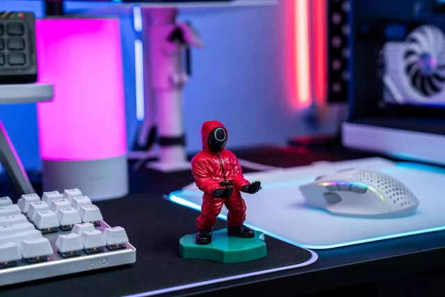 Figur Cable Guy Holdem - Squid Game Circle Guard - Ständer