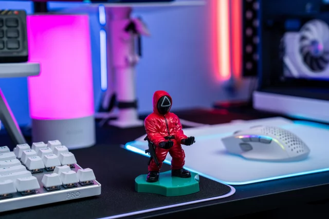 Figur Cable Guy Holdem - Squid Game Triangle Guard - Ständer