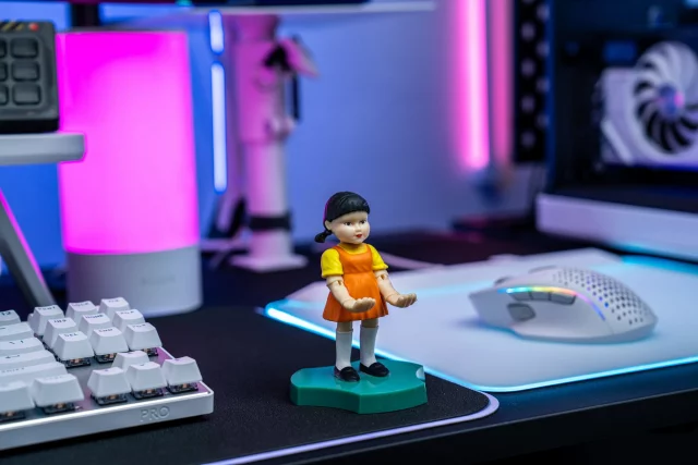 Figur Cable Guy Holdem - Squid Game Young-Hee - Ständer