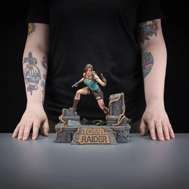 Figur Tomb Raider - Lara Croft (Dark Horse) (beschädigte Verpackung)
