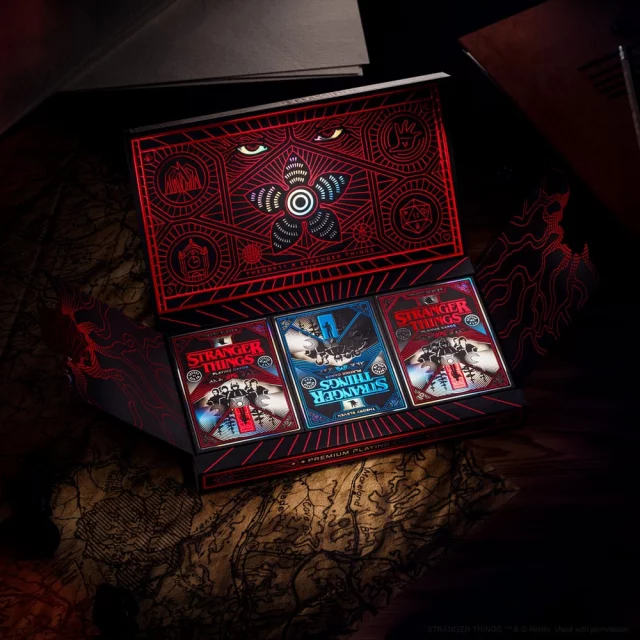 Spielkarten Stranger Things - Boxed Set (3 Decks) (beschädigte Verpackung)
