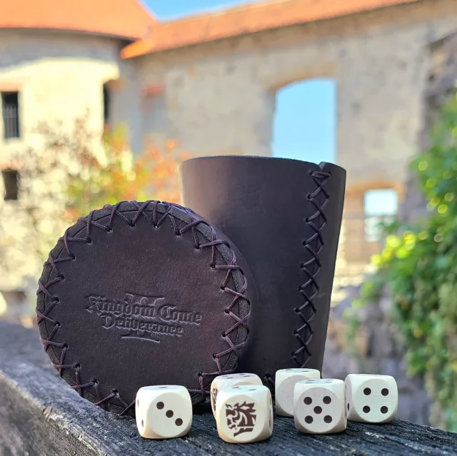 Spielwürfel Kingdom Come: Deliverance - Farkle-Spielwürfel mit Becher und Tablett - Becher für Würfel