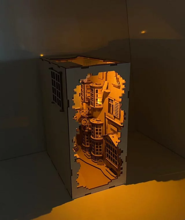Bausatz Harry Potter - Buchstütze Diagon Alley (aus Holz) - Lesezeichen