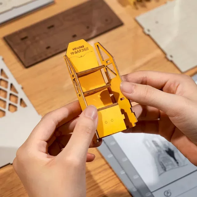 Baukasten Gartenhaus Buchstütze (Holz) - Robotime