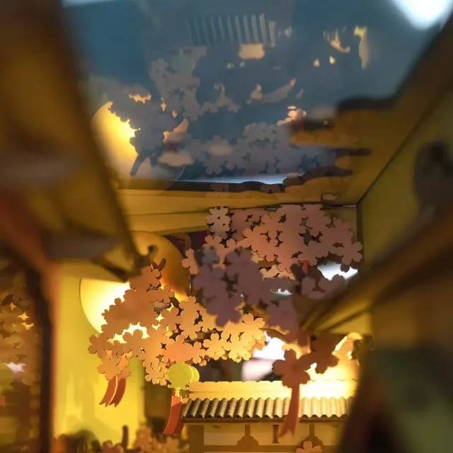 Stavebnice - Buchstütze Falling Sakura (aus Holz) - Made in Japan