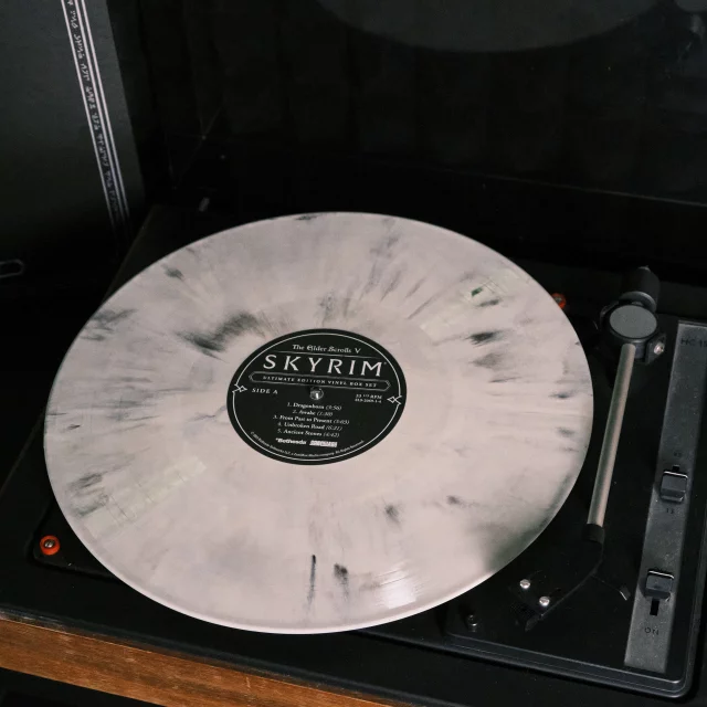 Offizieller Soundtrack The Elder Scrolls V: Skyrim na 4x LP (Ultimate Edition Box Set 2024) (Xzone Exclusive) (beschädigte Verpackung) - Schallplatte