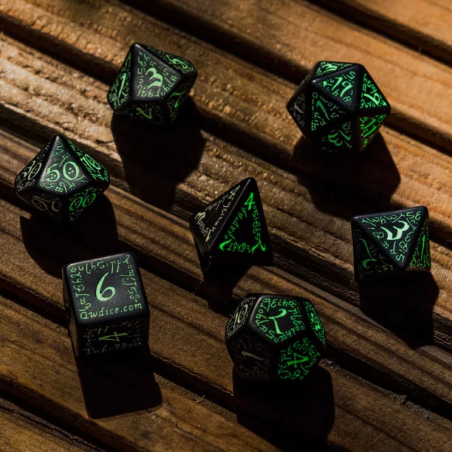 Würfel Elvish - černo-zelené (leuchtend) - Q-Workshop