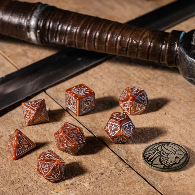 Würfel The Witcher – Geralt (karamell-silber) - Q-Workshop