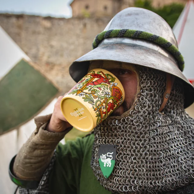 Tasse Kingdom Come: Deliverance II - Hasen in voller Blüte - Xzone Originals