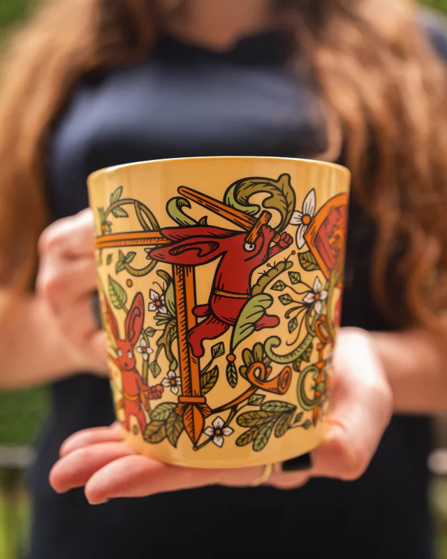 Tasse Kingdom Come: Deliverance II - Hasen in voller Blüte - Xzone Originals