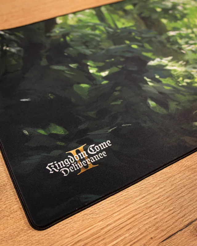 Mauspad Kingdom Come: Deliverance II - Keyart Heinrich und Köter im Wald - Xzone Originals