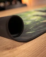 Mauspad Kingdom Come: Deliverance II - Keyart Heinrich und Köter im Wald