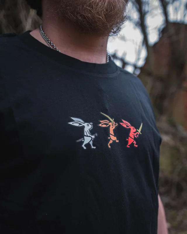 T-Shirt Kingdom Come: Deliverance II - Das actionreiche Trio der Hasen (größe L) - Xzone Originals