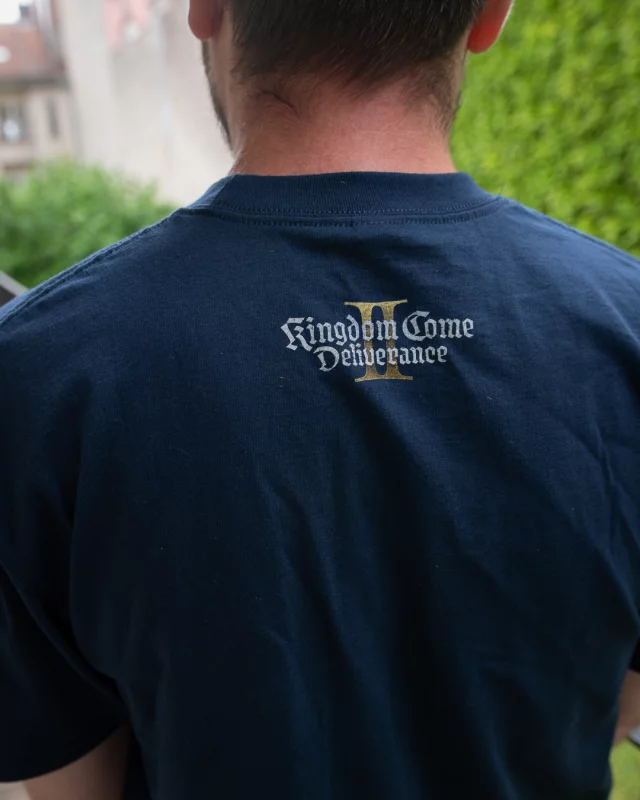 T-Shirt Kingdom Come: Deliverance II - Logo des Spiels - Xzone Originals