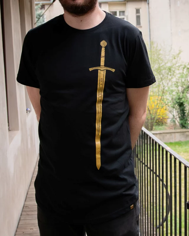 T-Shirt Kingdom Come: Deliverance II - Radzig Kobylas Schwert (größe XL) - Xzone Originals