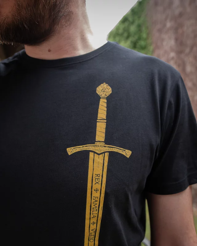 T-Shirt Kingdom Come: Deliverance II - Radzig Kobylas Schwert (größe XL) - Xzone Originals