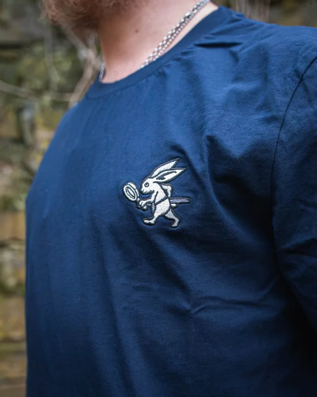 T-Shirt Kingdom Come: Deliverance II - Such-Hase (Stickerei) - Xzone Originals