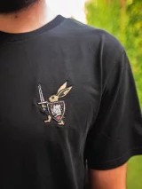 T-Shirt Kingdom Come: Deliverance II - Hase mit Warhorse-Wappen (Stickerei)