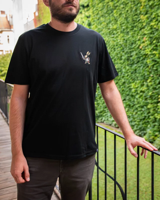 T-Shirt Kingdom Come: Deliverance II - Hase mit Warhorse-Wappen (Stickerei) (größe 6XL) - Xzone Originals