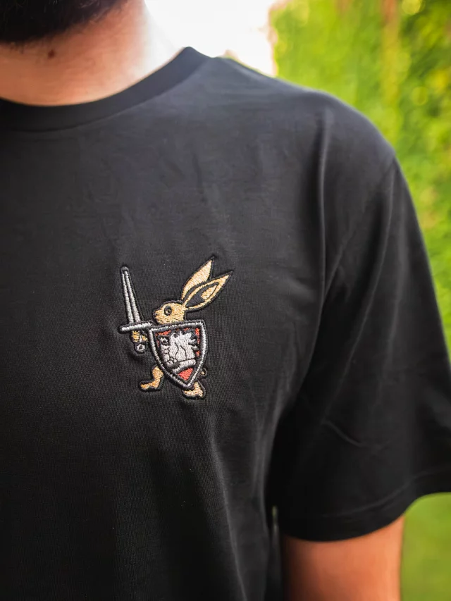 T-Shirt Kingdom Come: Deliverance II - Hase mit Warhorse-Wappen (Stickerei) (größe 6XL) - Xzone Originals