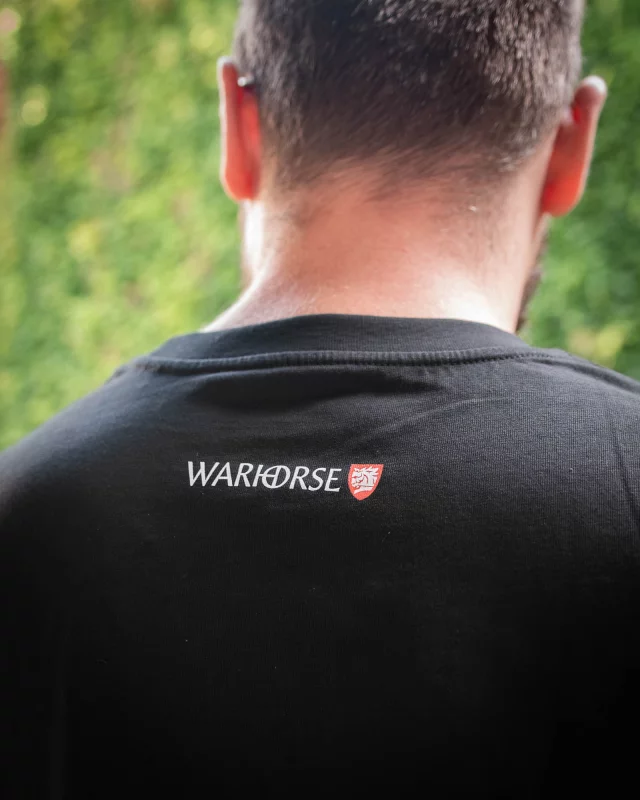 T-Shirt Kingdom Come: Deliverance II - Hase mit Warhorse-Wappen (Stickerei) (größe 6XL) - Beschädigte Verpackung