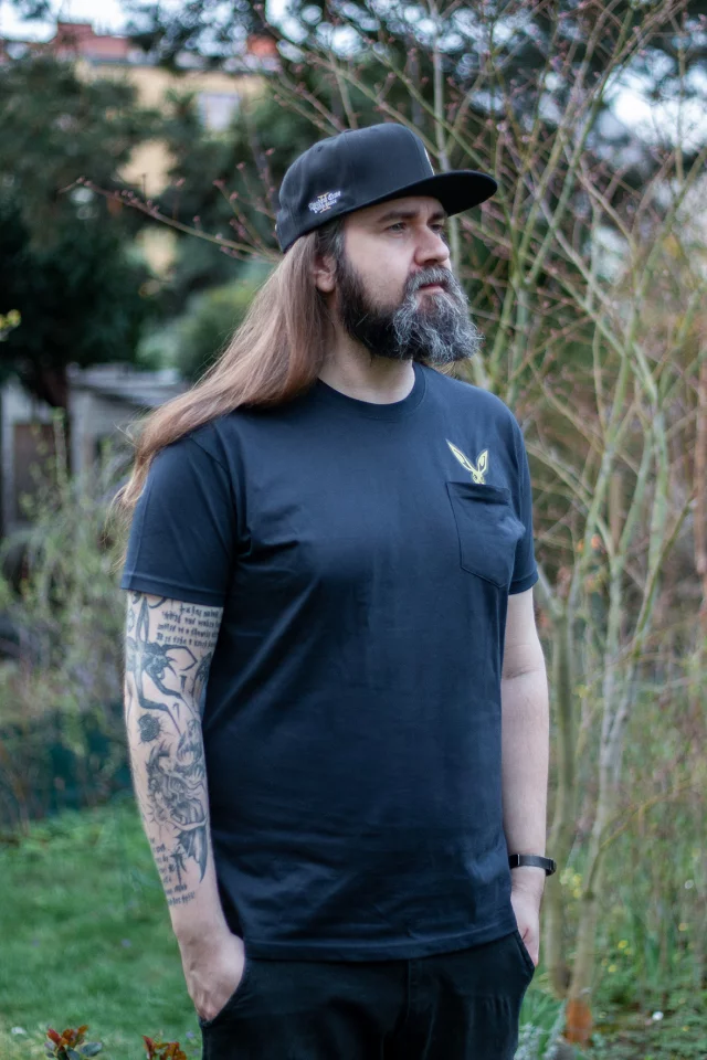 T-Shirt Kingdom Come: Deliverance II - Hase in der Tasche - Xzone Originals