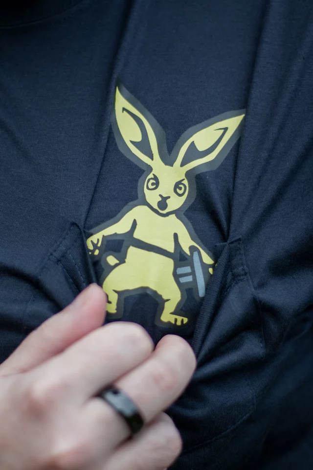 T-Shirt Kingdom Come: Deliverance II - Hase in der Tasche - Xzone Originals
