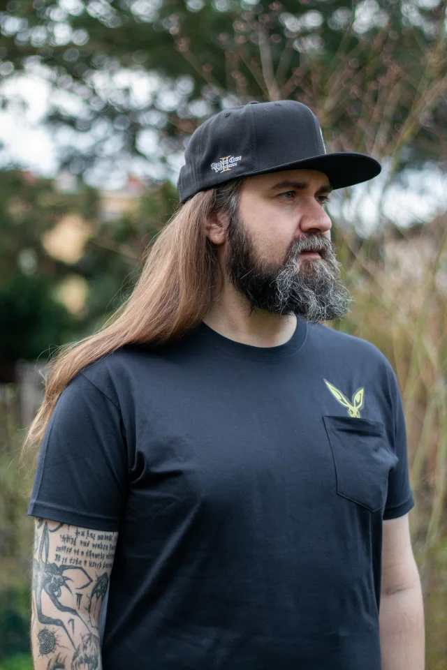 T-Shirt Kingdom Come: Deliverance II - Hase in der Tasche - Xzone Originals