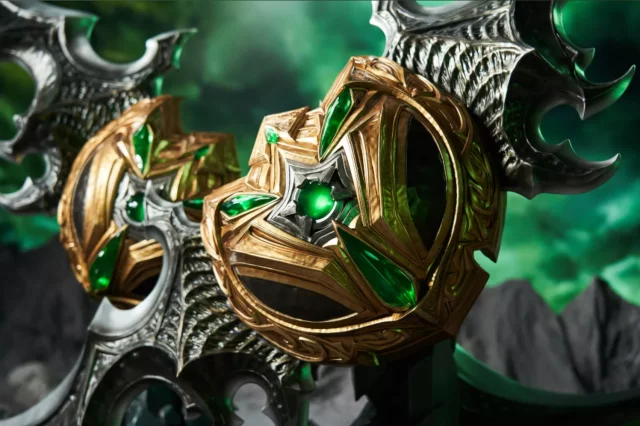Waffenreplik World of Warcraft - Warglaive of Azzinoth Replica Scale 1/1 - Statue
